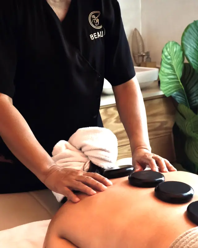 Massage aux pierres chaudes dans la cabine du spa