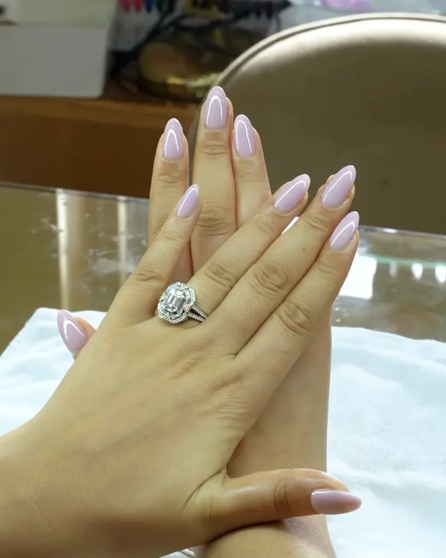 Manucure nude sur ongles en amande
