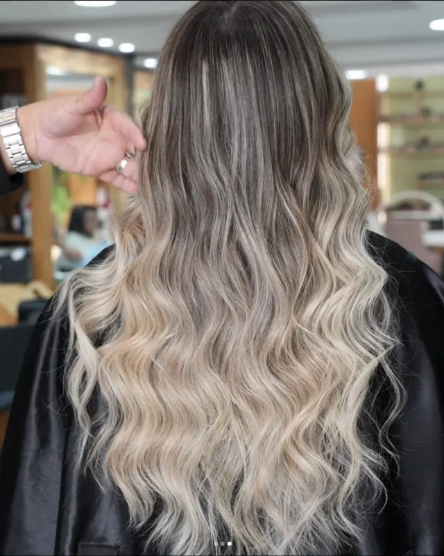 Balayage ondulé sur cheveux longs