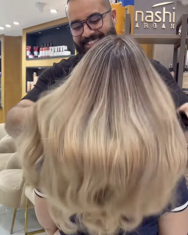 Brushing blond lumineux réalisé au salon