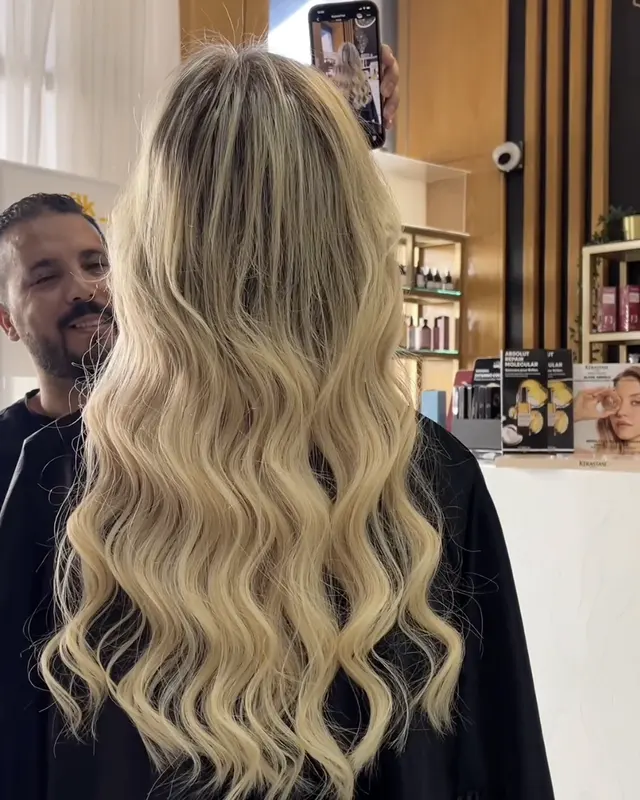 Balayage blond sur cheveux longs, vu de dos