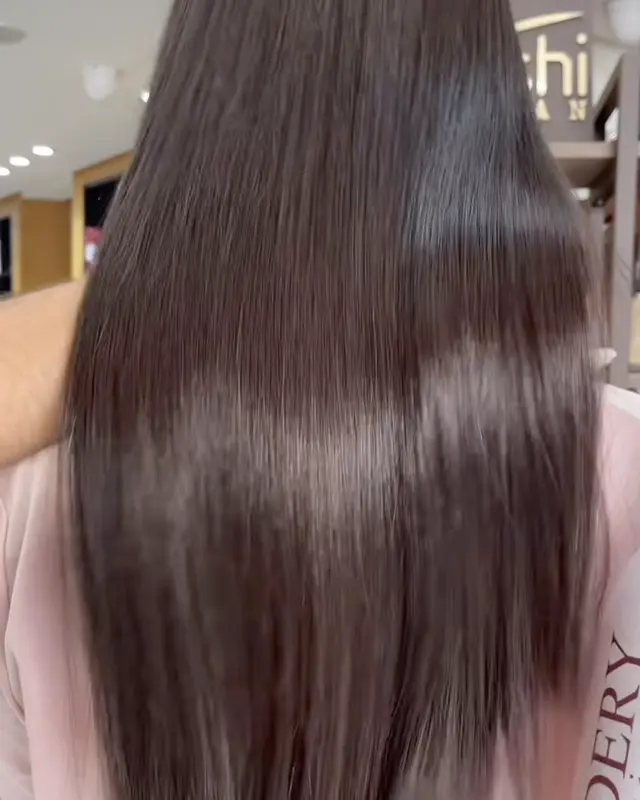 Lissage brun brillant sur cheveux longs