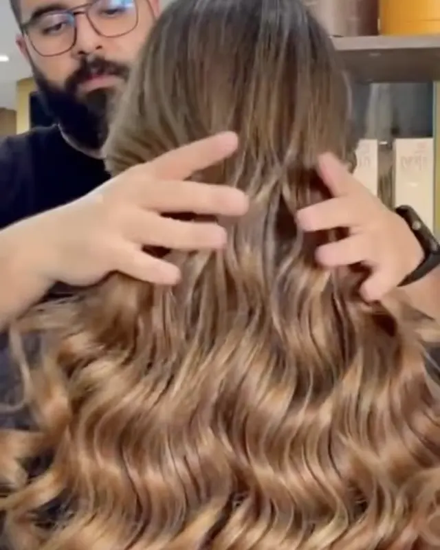 Boucles caramel travaillées par le coiffeur