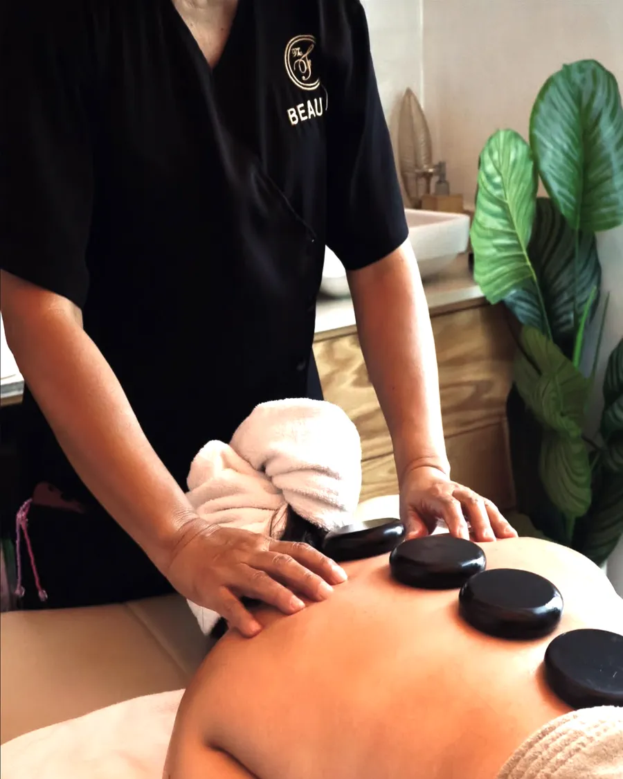 Massage aux pierres chaudes dans la cabine du spa