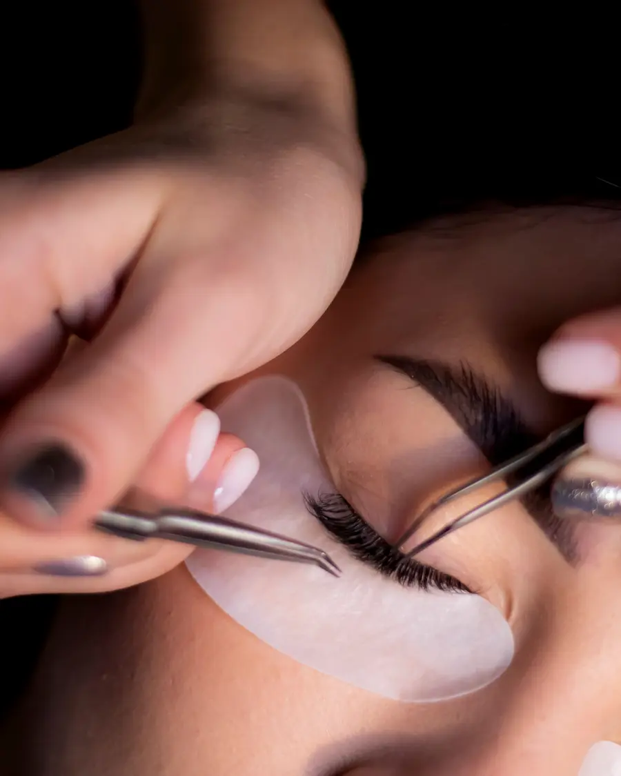 Pose d'extensions de cils sur un regard fermé